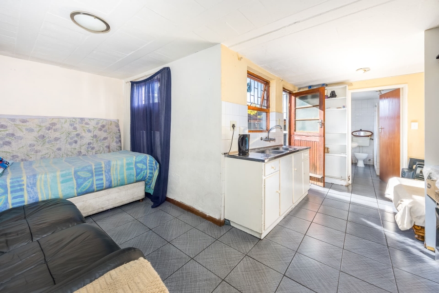 6 Bedroom Property for Sale in Vredekloof Western Cape